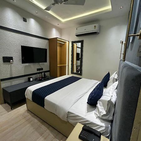 Divine Hotel Karnāl 外观 照片