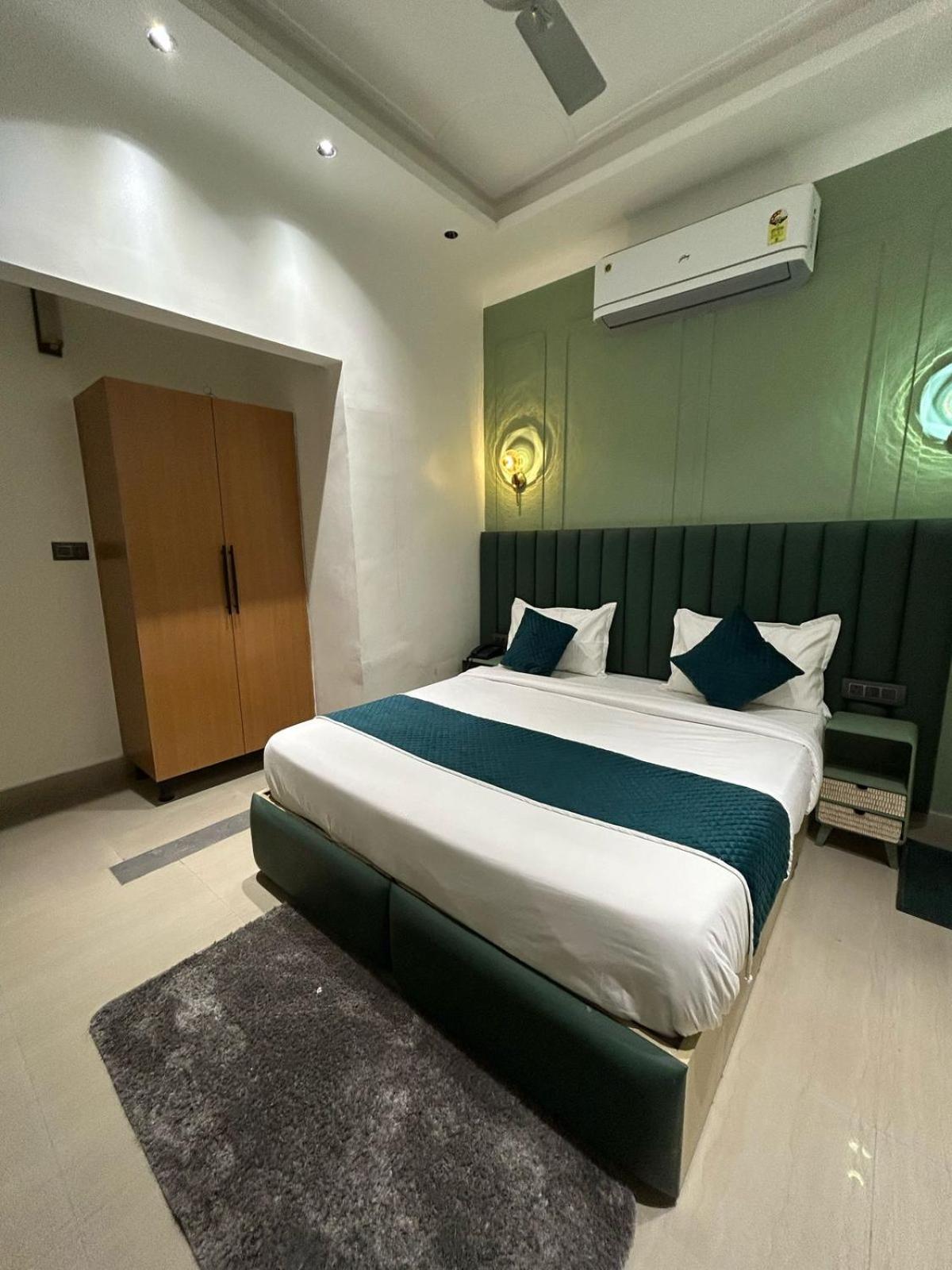 Divine Hotel Karnāl 外观 照片