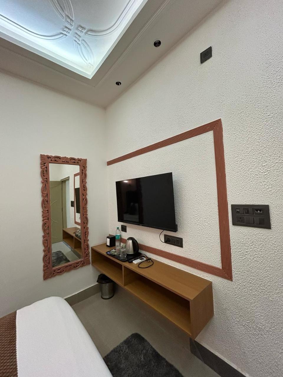 Divine Hotel Karnāl 外观 照片