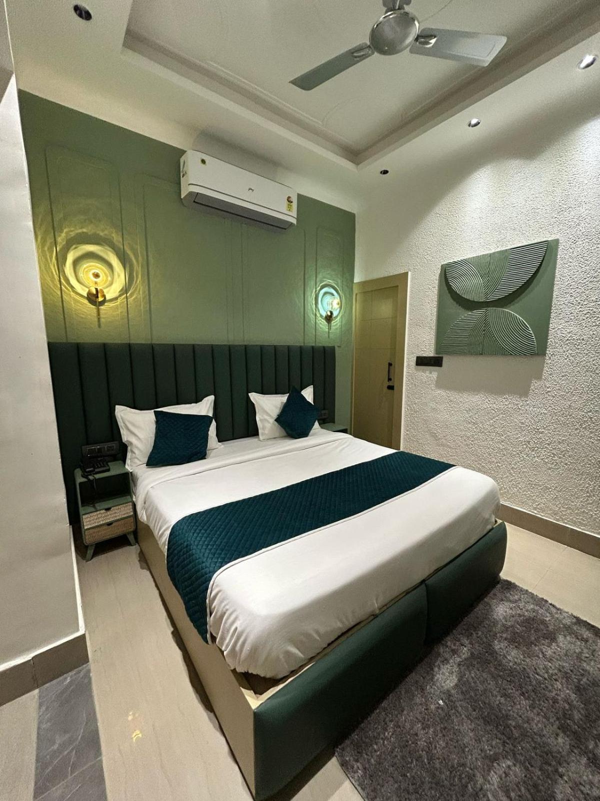 Divine Hotel Karnāl 外观 照片