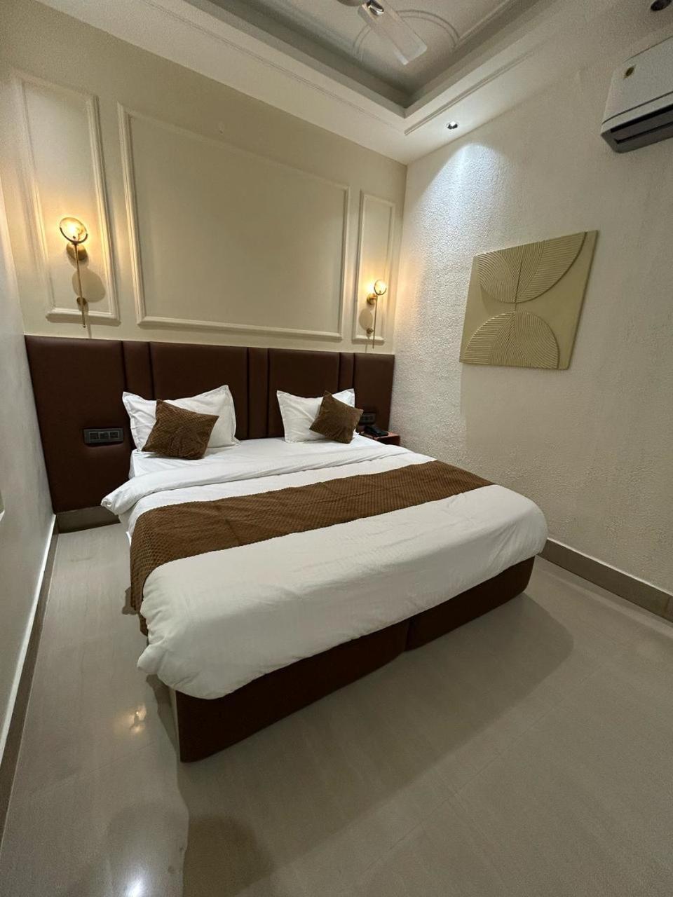 Divine Hotel Karnāl 外观 照片
