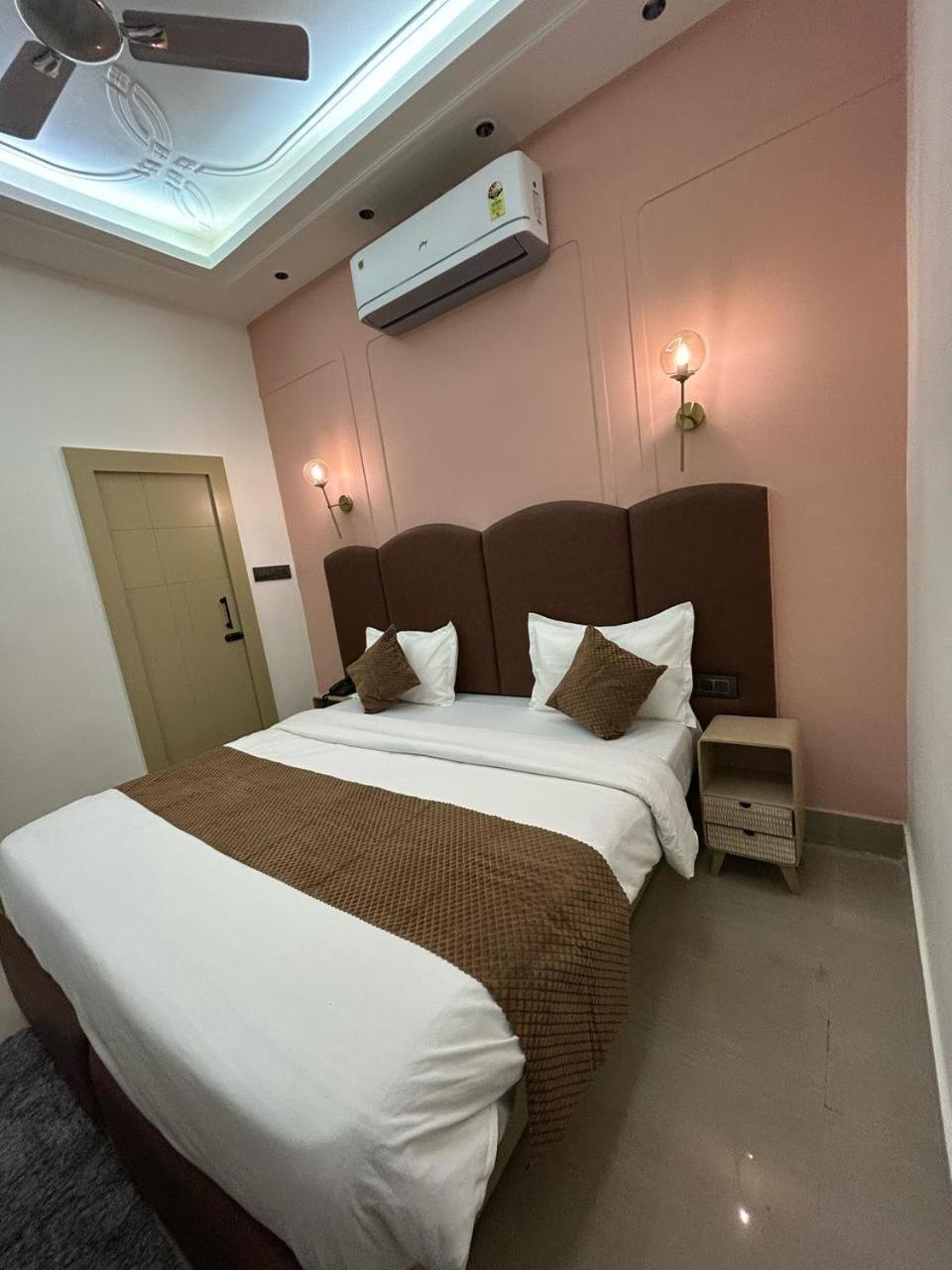 Divine Hotel Karnāl 外观 照片