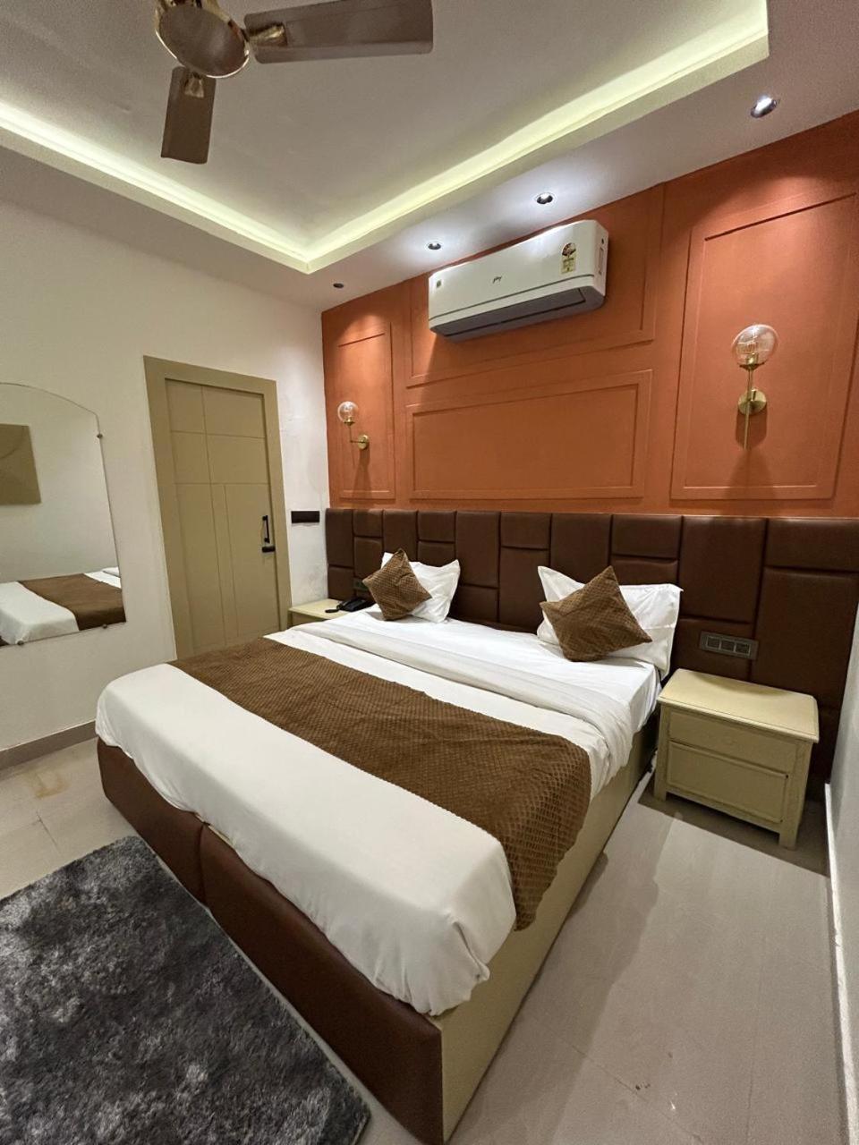 Divine Hotel Karnāl 外观 照片