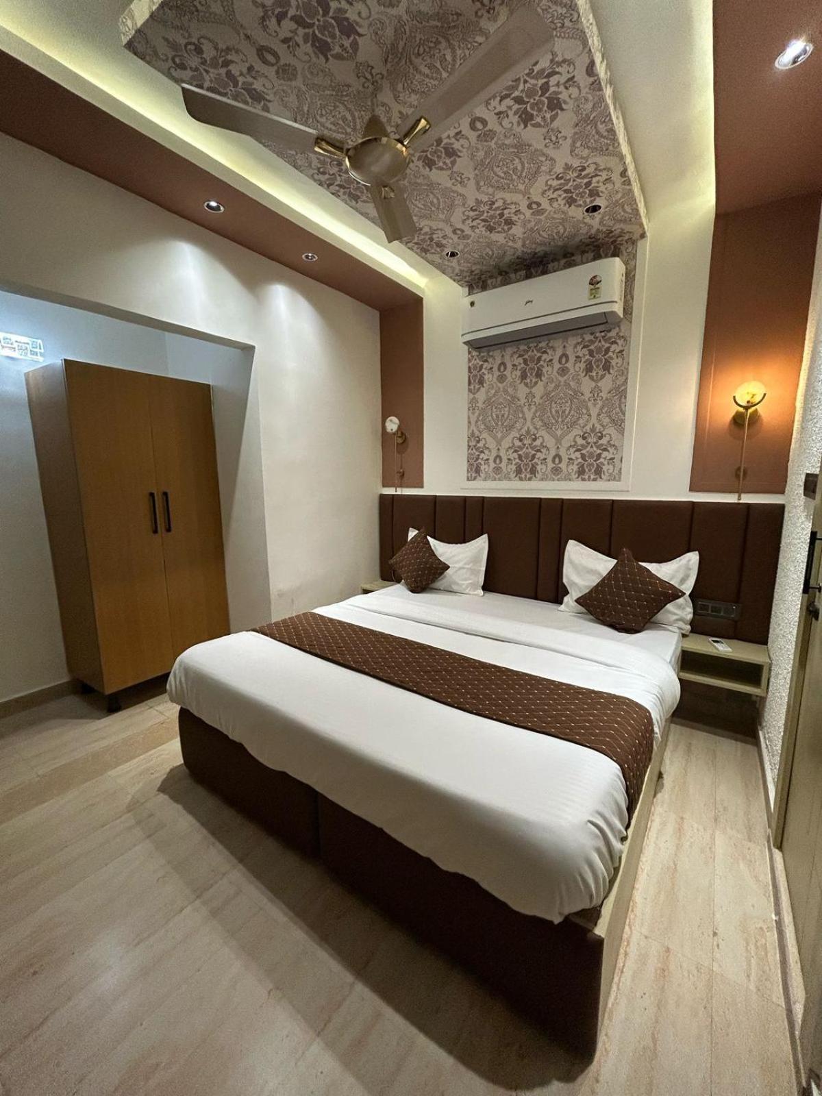 Divine Hotel Karnāl 外观 照片