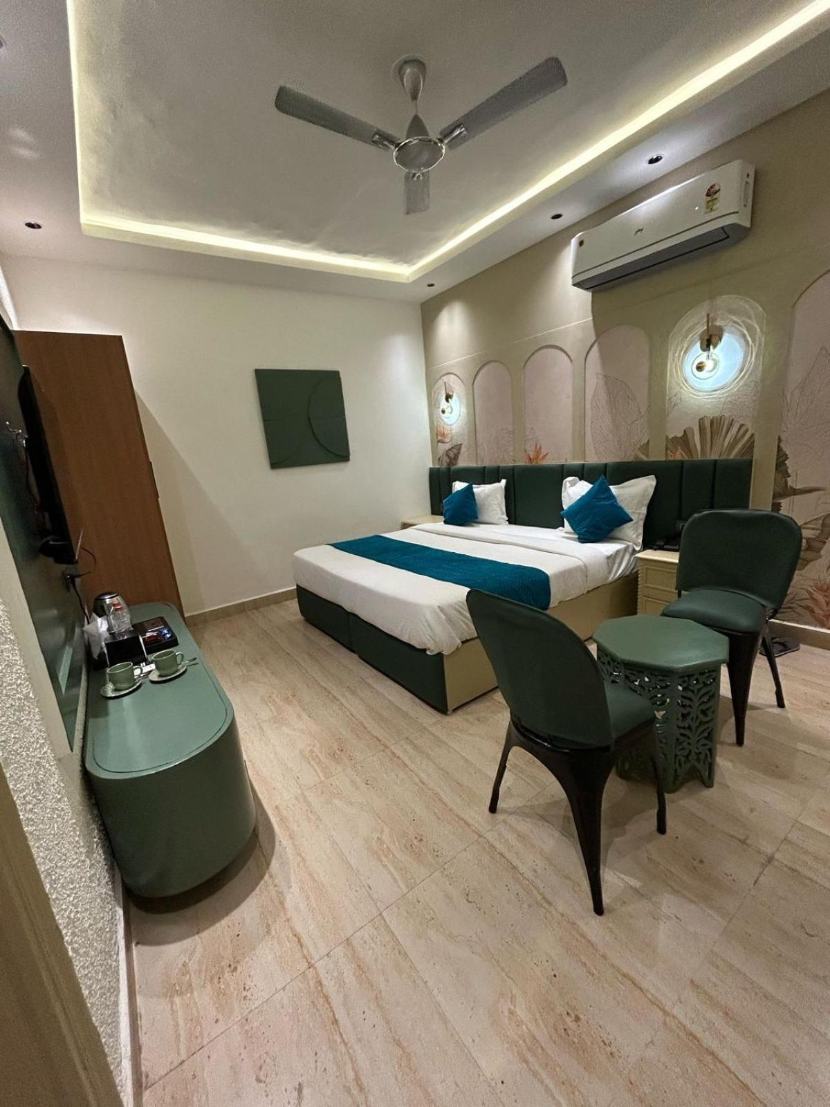 Divine Hotel Karnāl 外观 照片