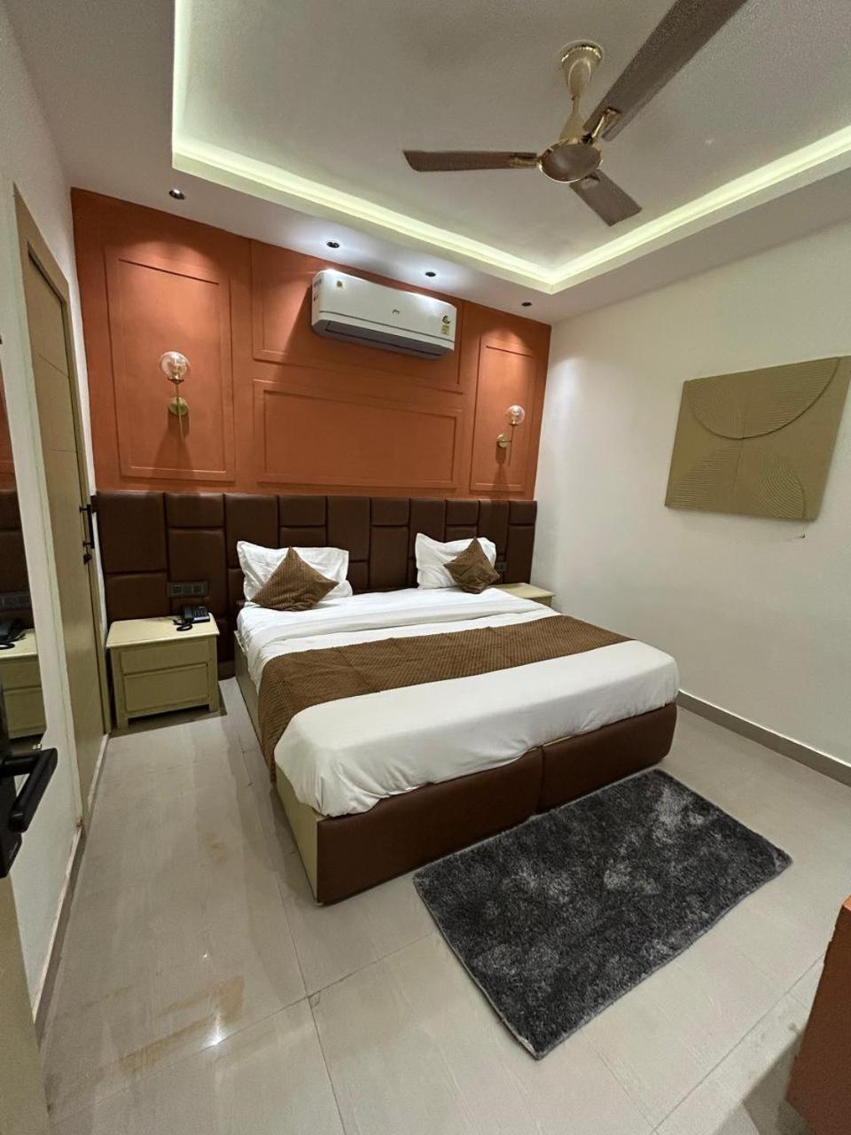 Divine Hotel Karnāl 外观 照片