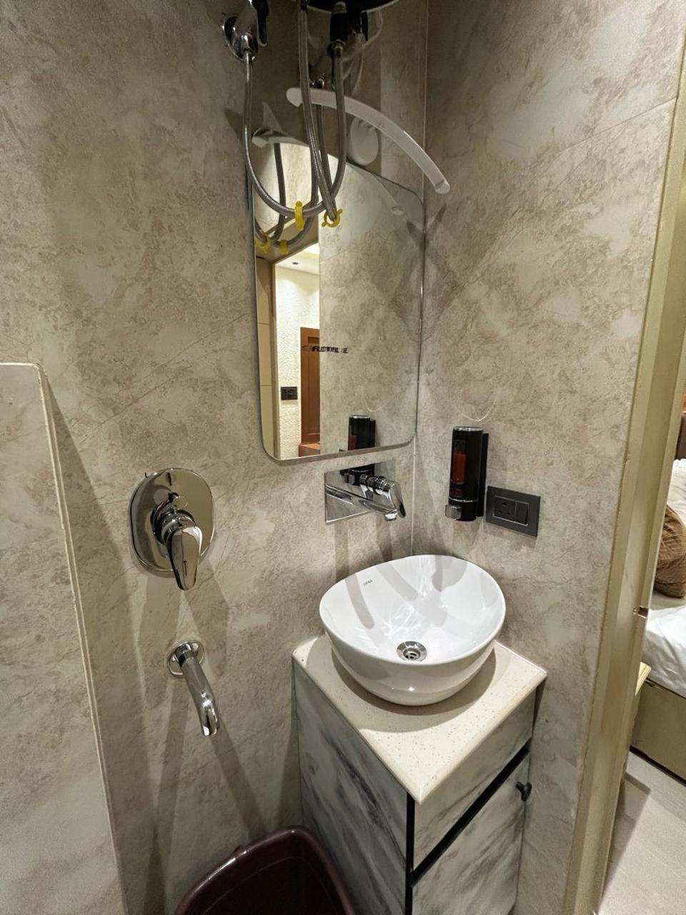 Divine Hotel Karnāl 外观 照片