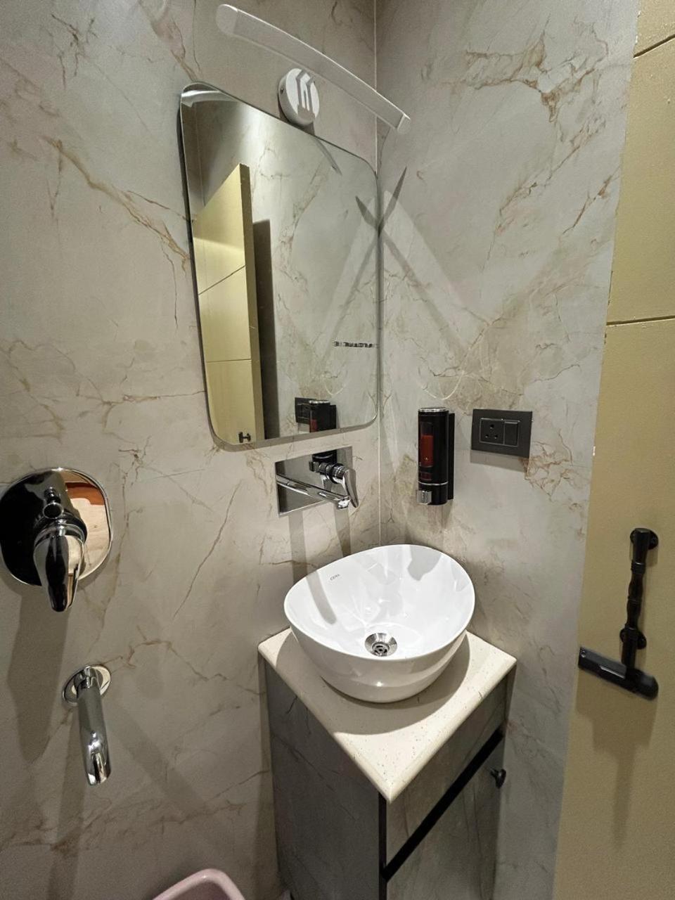 Divine Hotel Karnāl 外观 照片