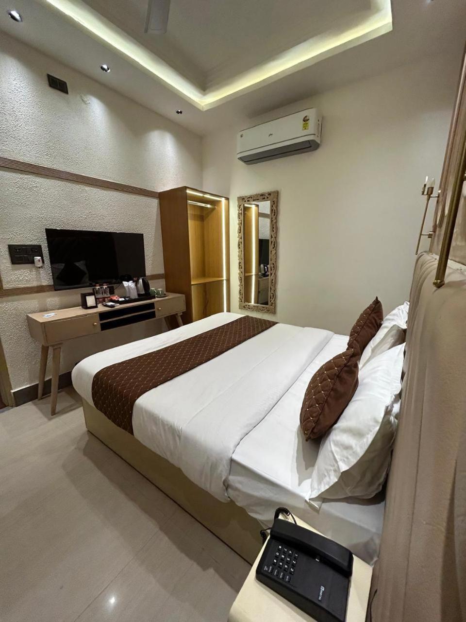 Divine Hotel Karnāl 外观 照片
