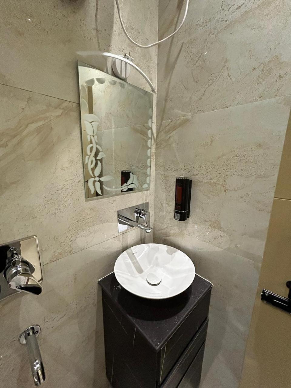 Divine Hotel Karnāl 外观 照片
